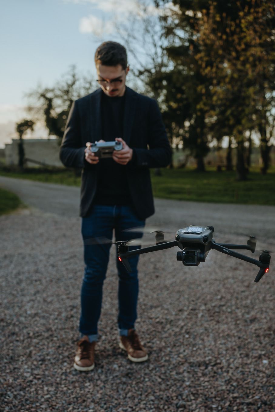 Pilote de drone avec un drone