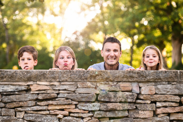 famille qui fait des grimaces